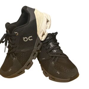 On Running Cloudflyer Women’s Black White Sneakers 8.5
